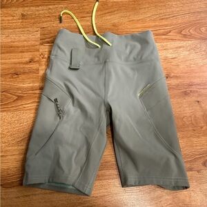 Lululemon Cargo Super-High-Rise Hiking Short size 6